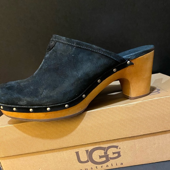 black ugg clogs